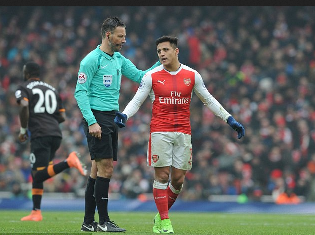 贝博娱乐 -足球守门员马丁内斯精彩扑救